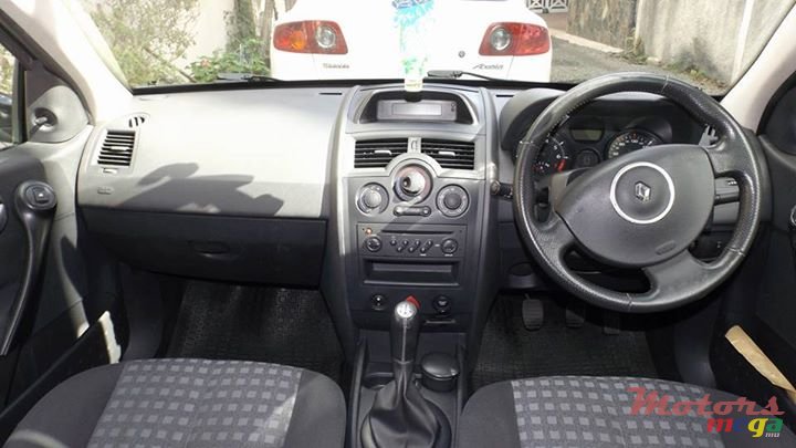 2009' Renault Megane photo #7