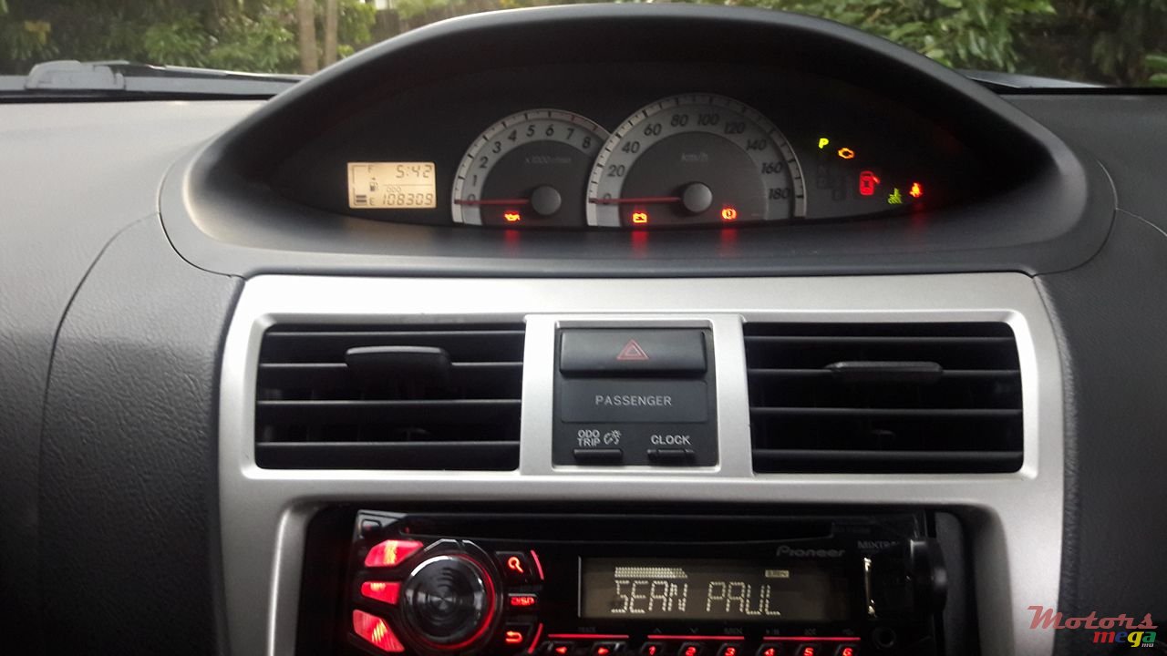 2005' Toyota Belta photo #4