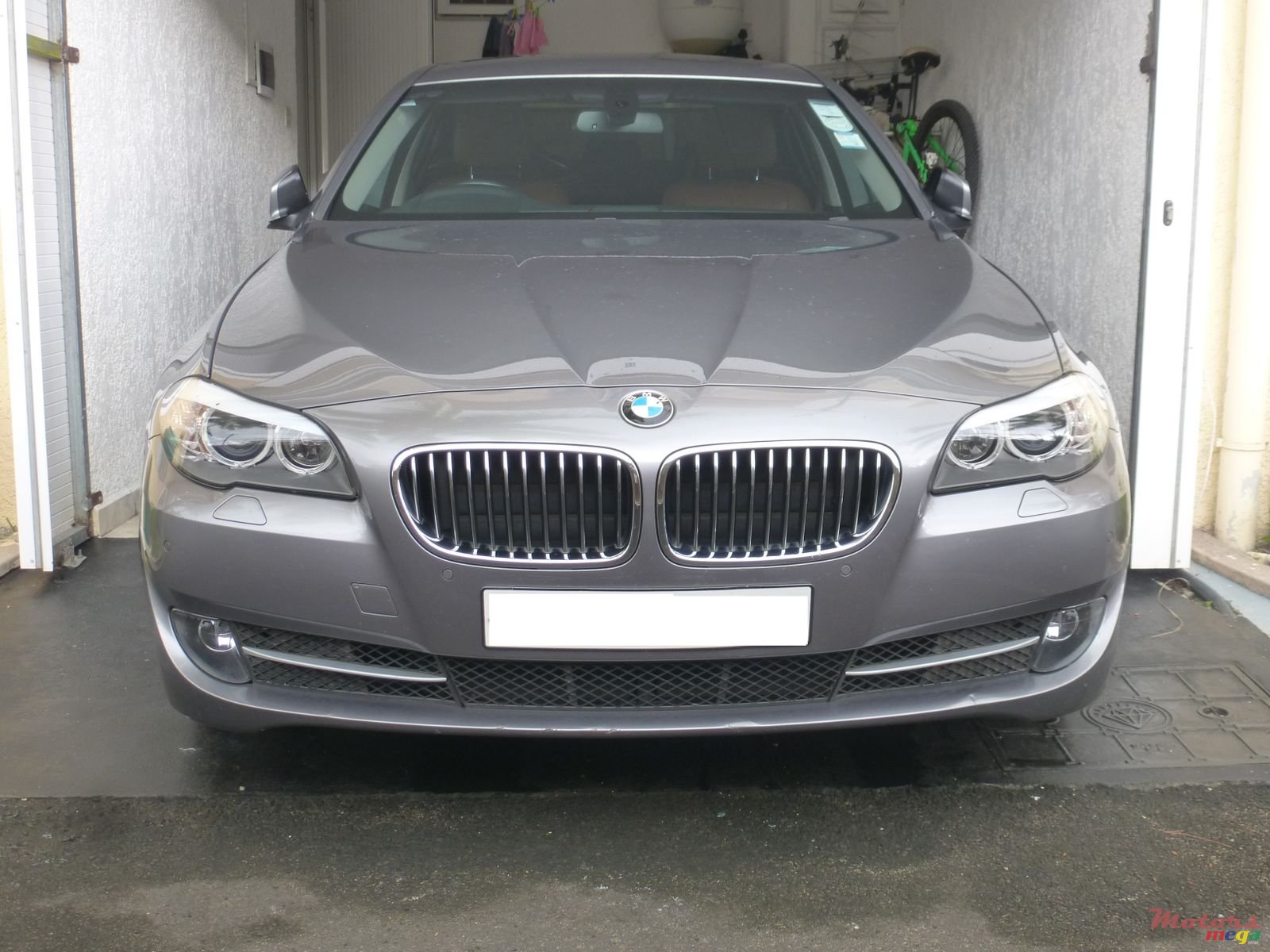 2011' BMW 523 i photo #1