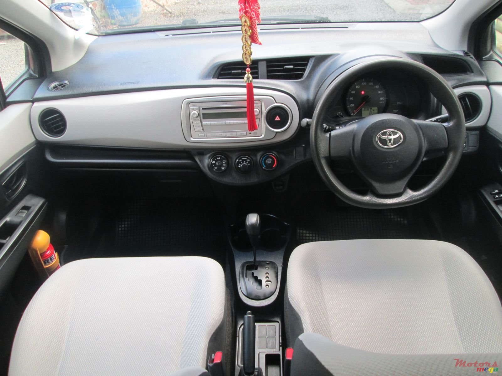 2011' Toyota Vitz photo #5