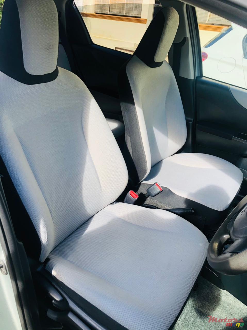 2011' Toyota Vitz photo #6