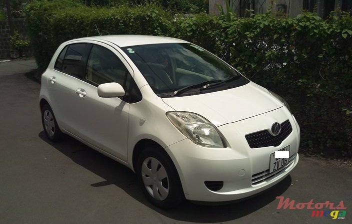 2006' Toyota Vitz photo #1