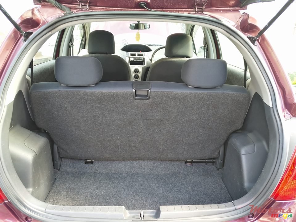 2011' Toyota Vitz photo #7