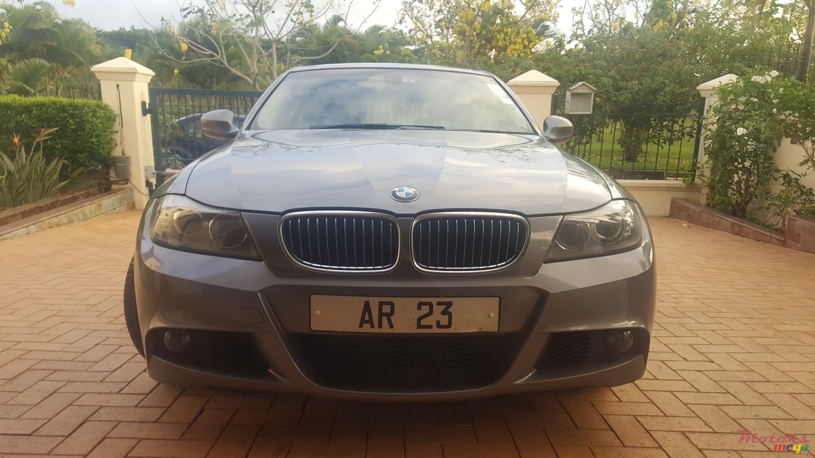 2010' BMW 3 Series photo #3