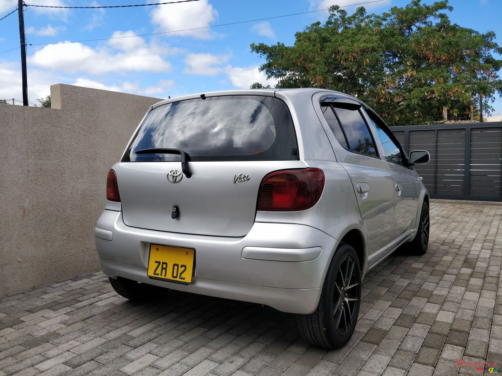 2002' Toyota Vitz photo #1