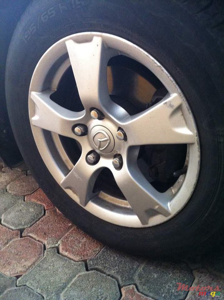 2004' Mazda 3 photo #2