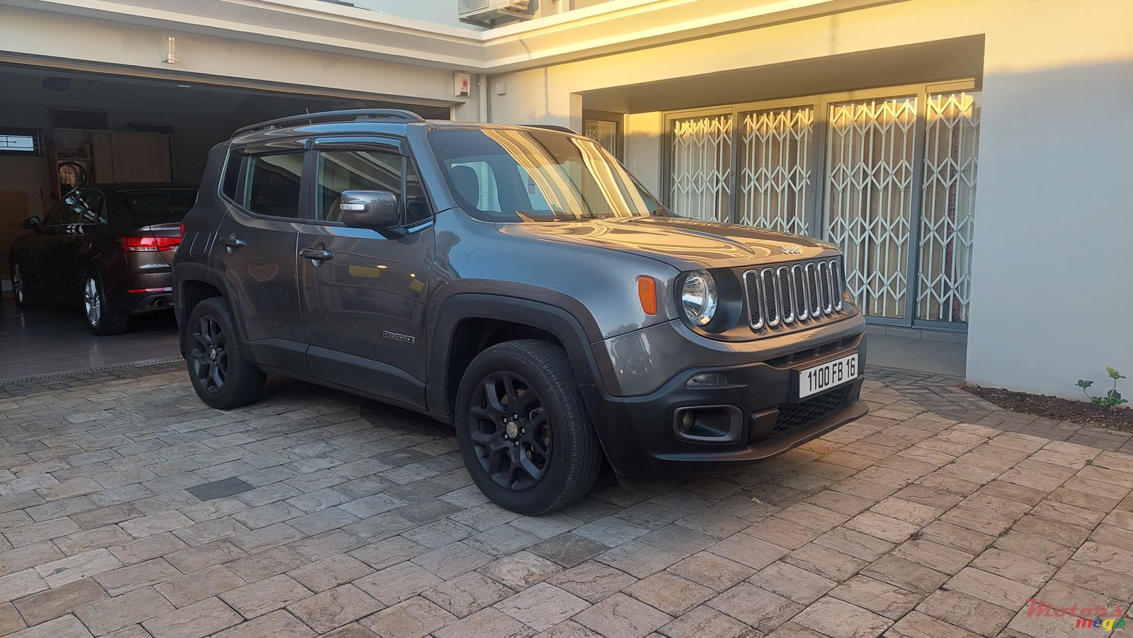 2016' Jeep Renegade photo #2