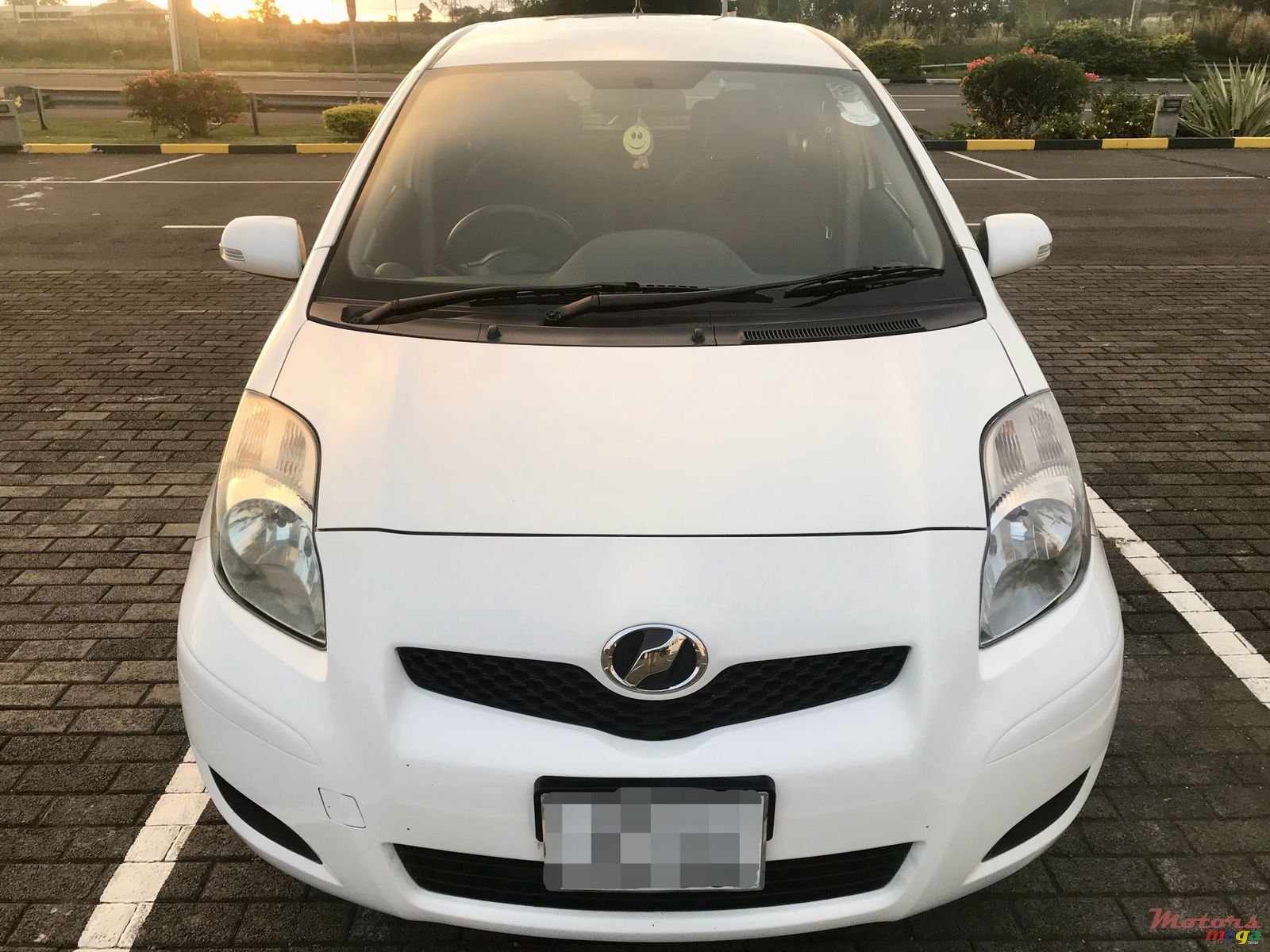 2008' Toyota Vitz photo #2