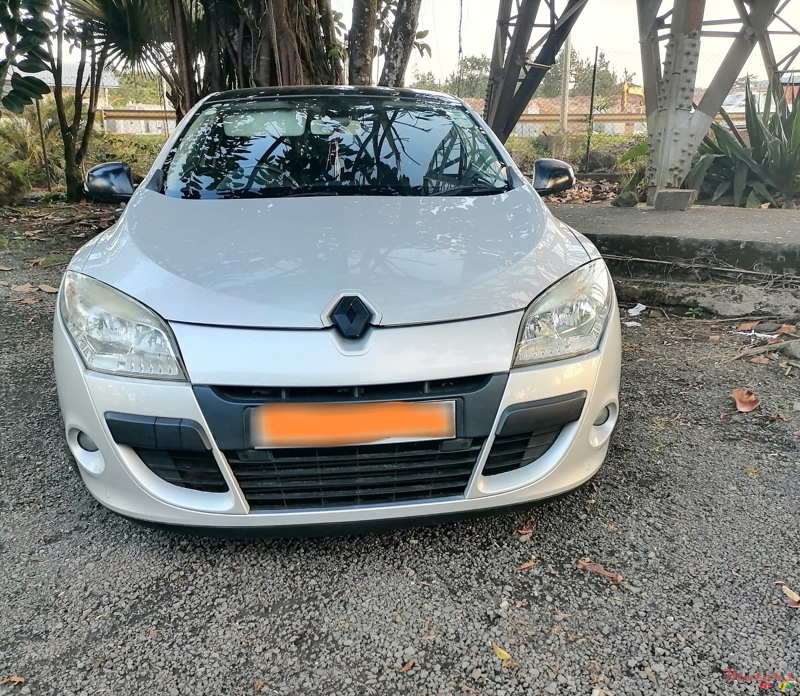 2011' Renault Megane Coupe photo #2
