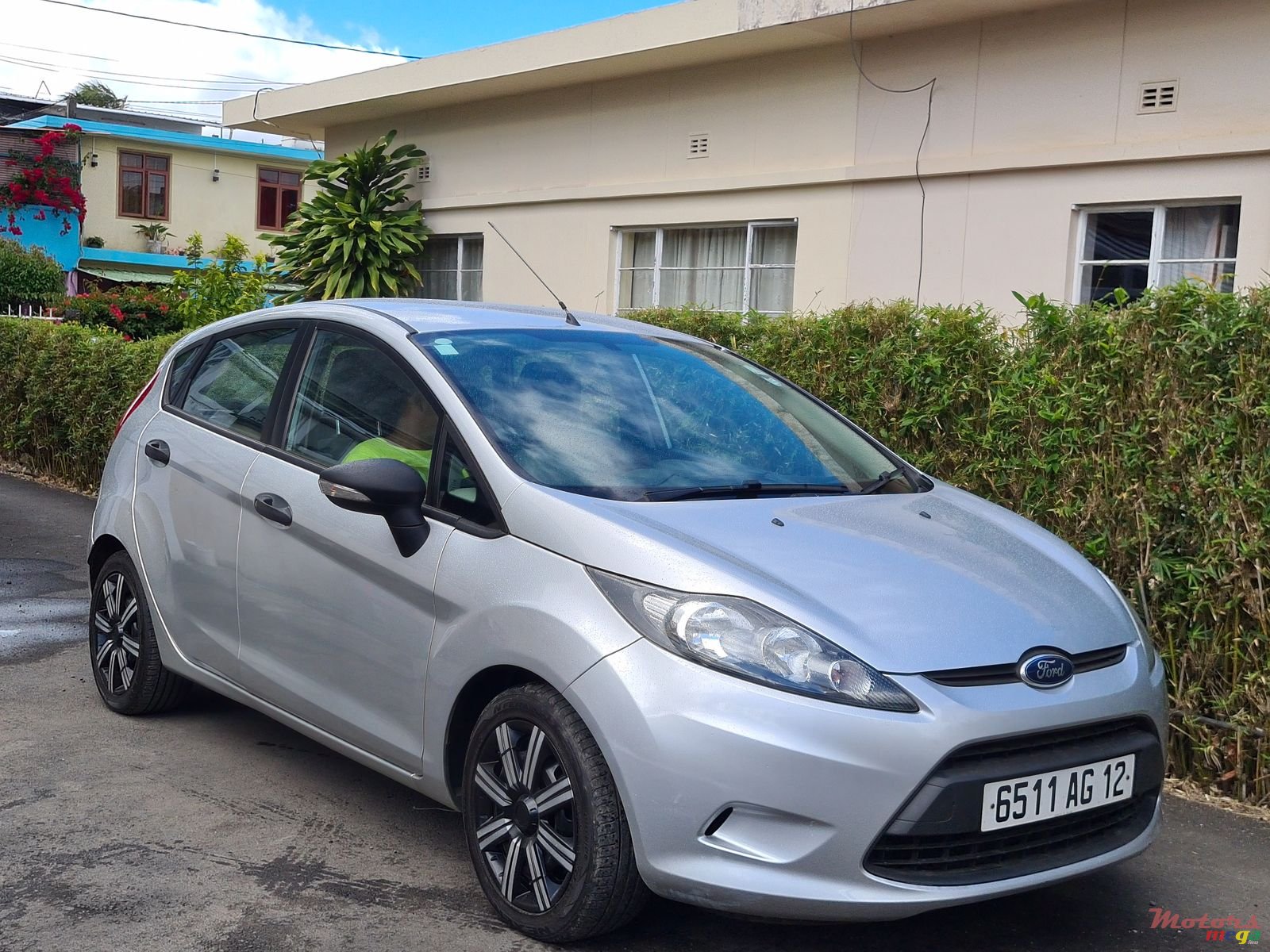 2012' Ford Fiesta Hatchback photo #1