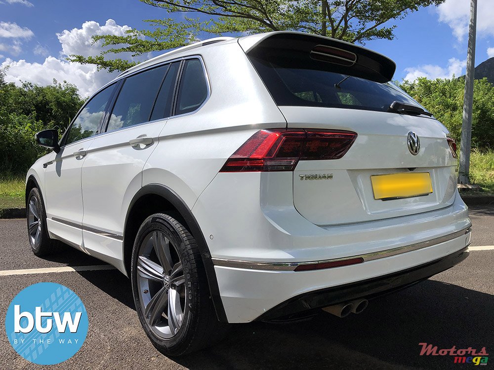 2019' Volkswagen Tiguan R-LINE photo #3