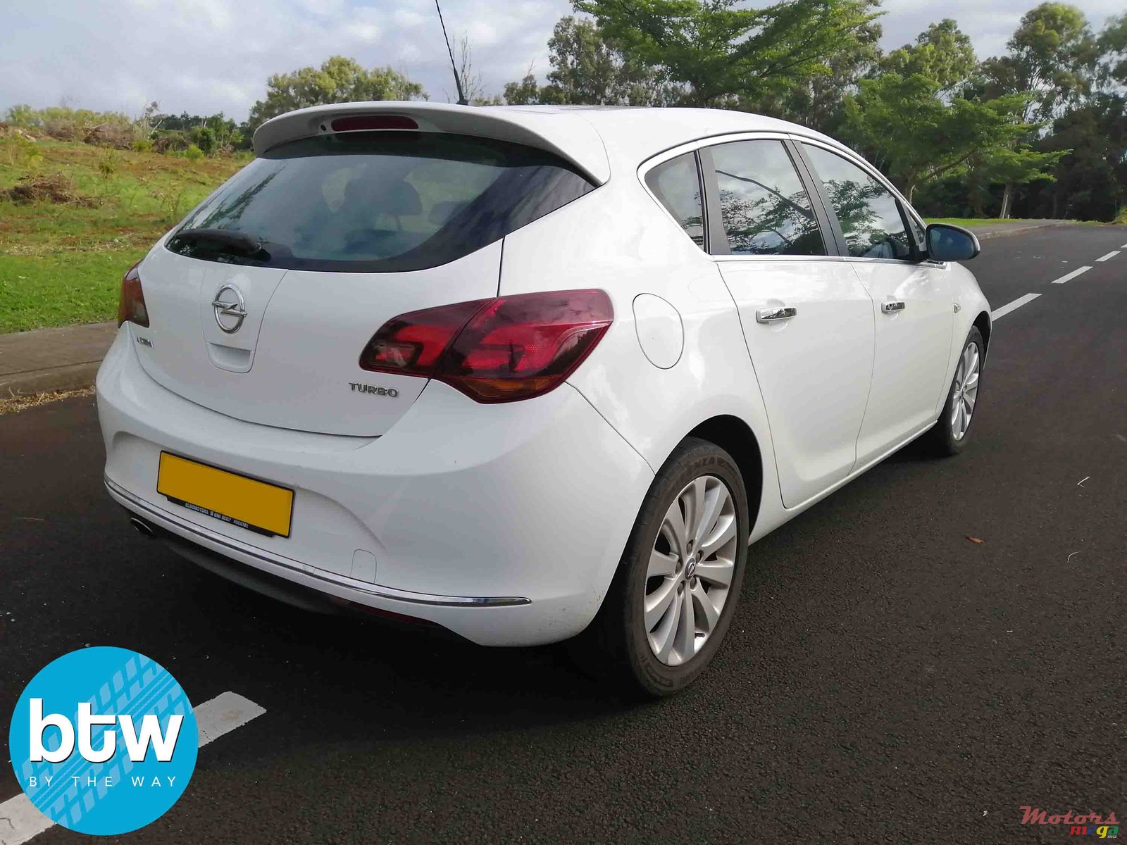 2014' Opel Astra photo #3