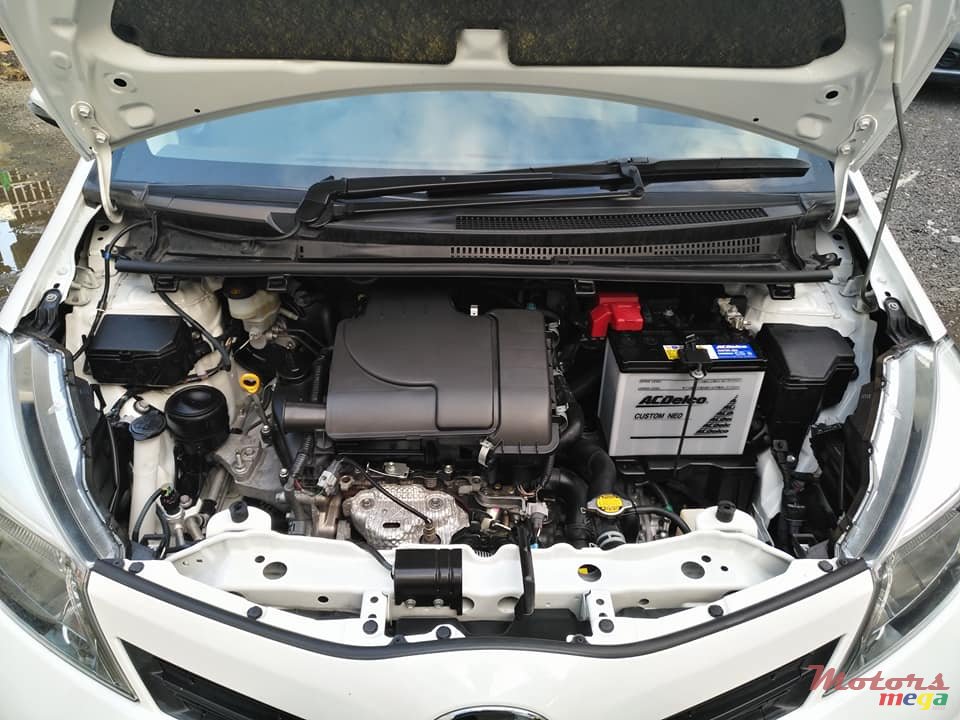 2013' Toyota Vitz photo #7