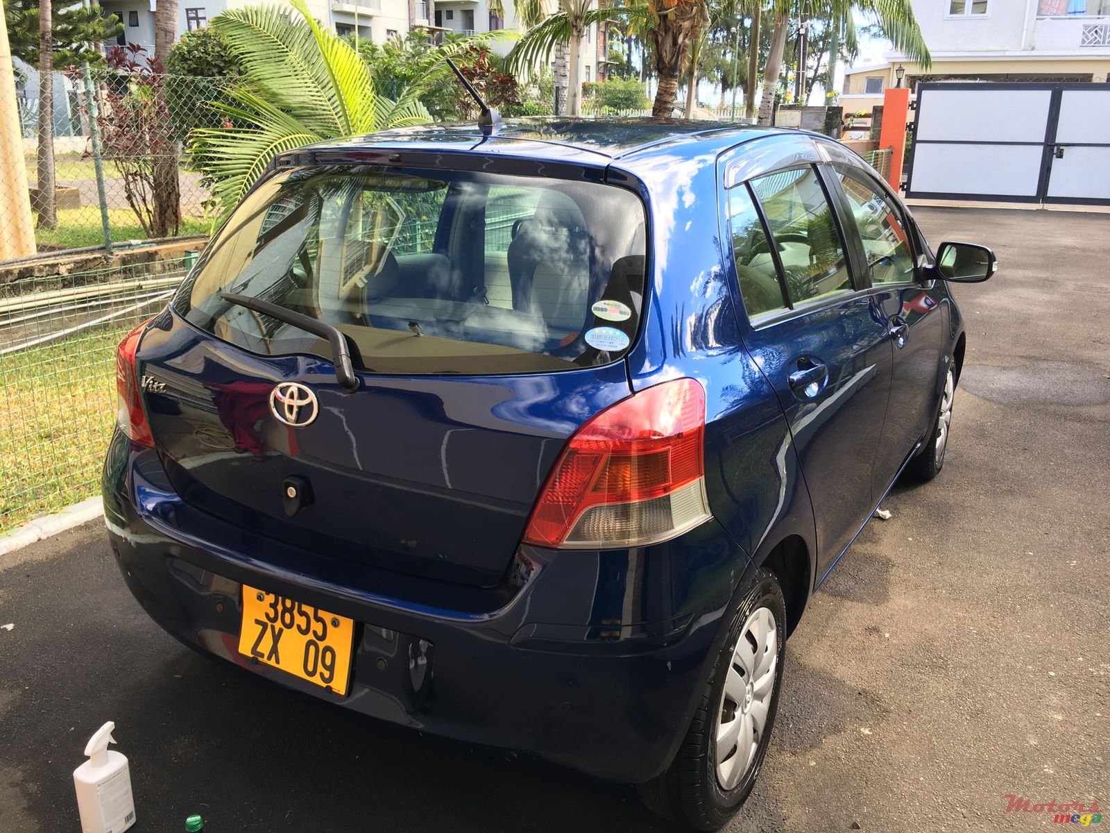 2009' Toyota Vitz photo #2