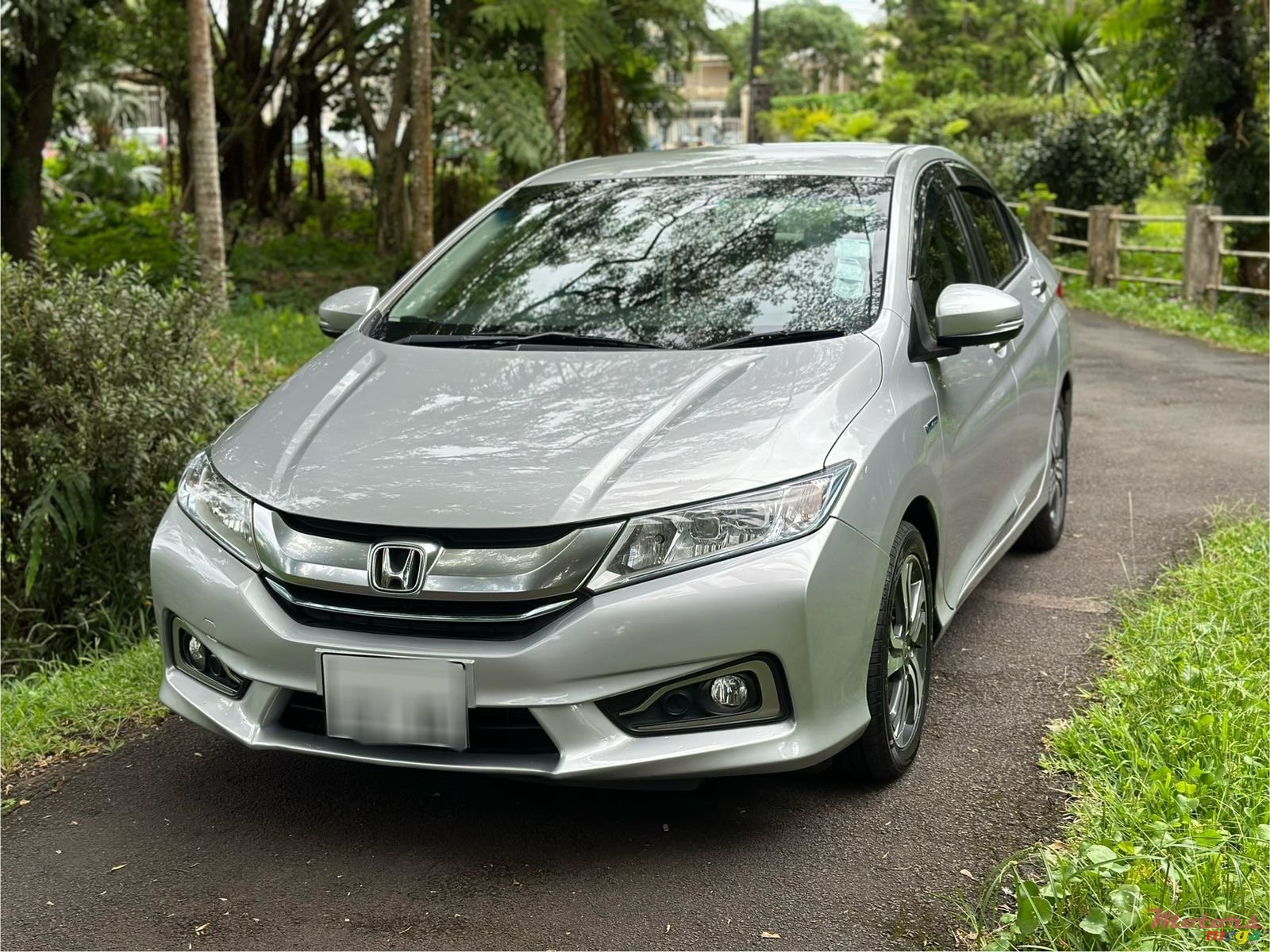 2016' Honda Grace photo #2