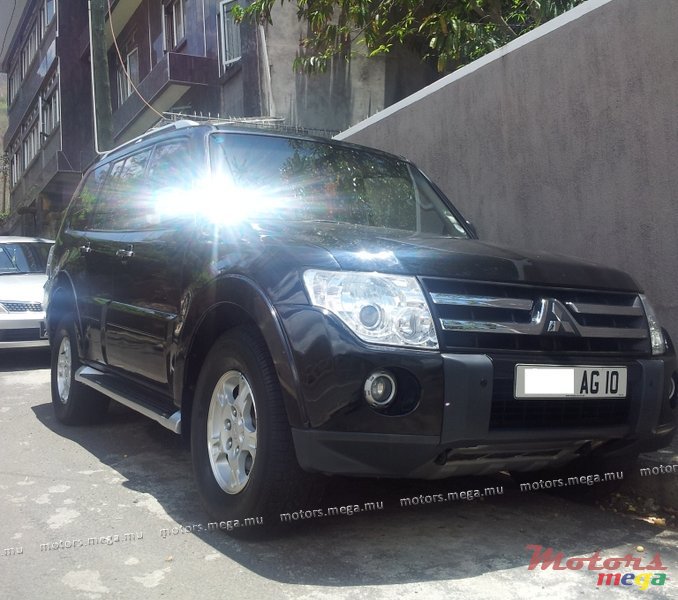 2010' Mitsubishi Pajero photo #1