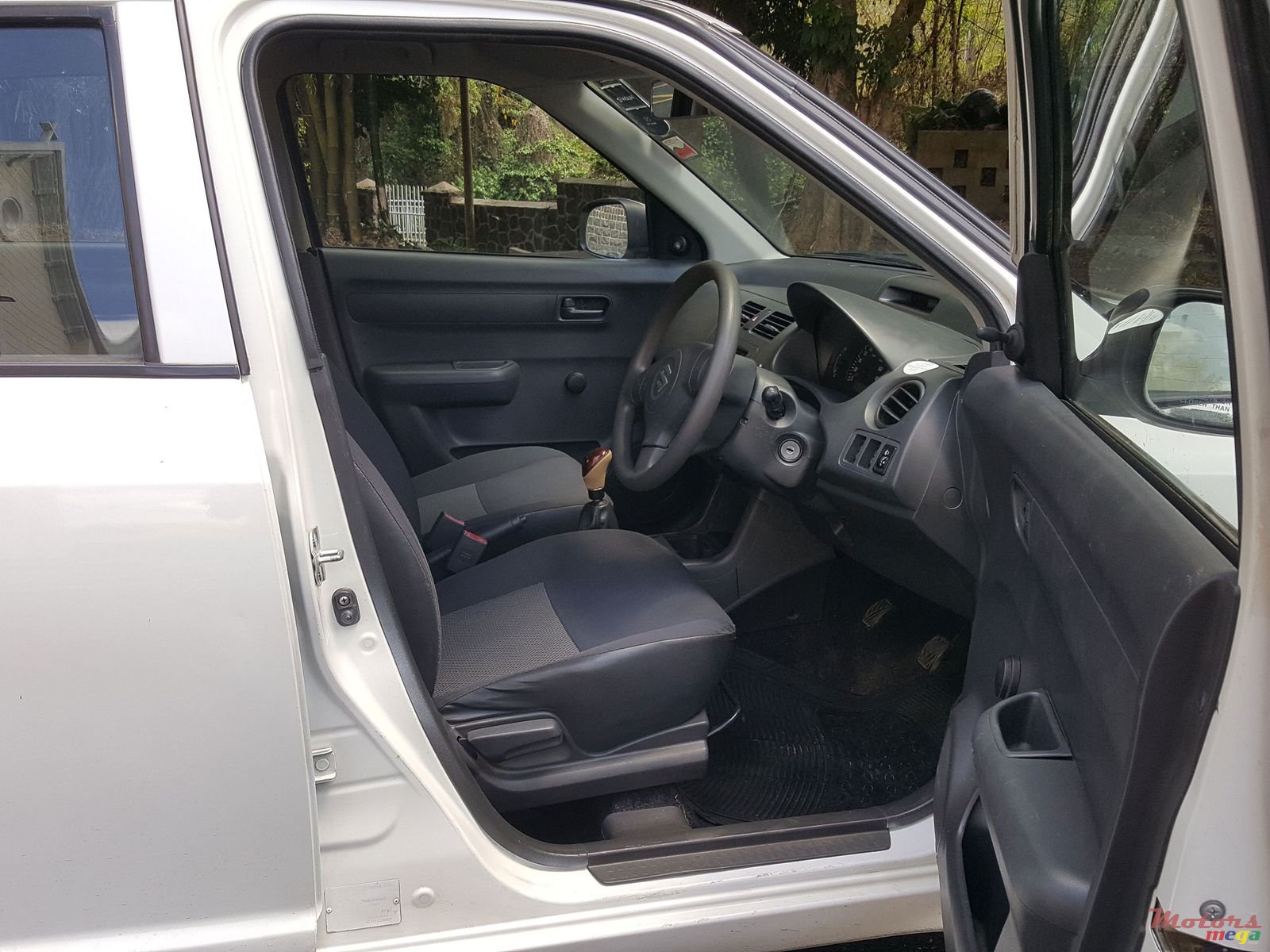 2009' Suzuki Swift Dzire photo #6