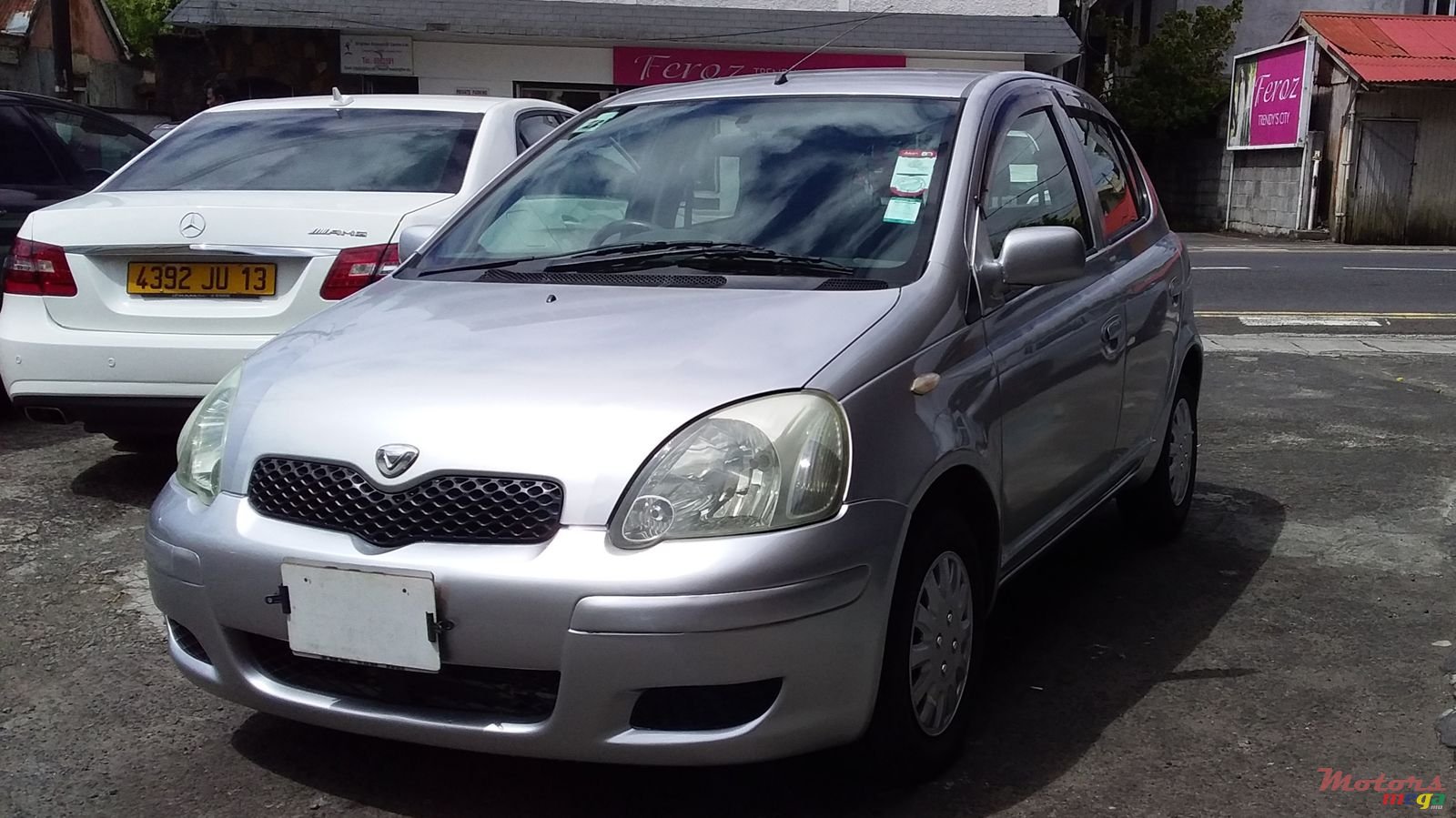 2002' Toyota Vitz photo #2