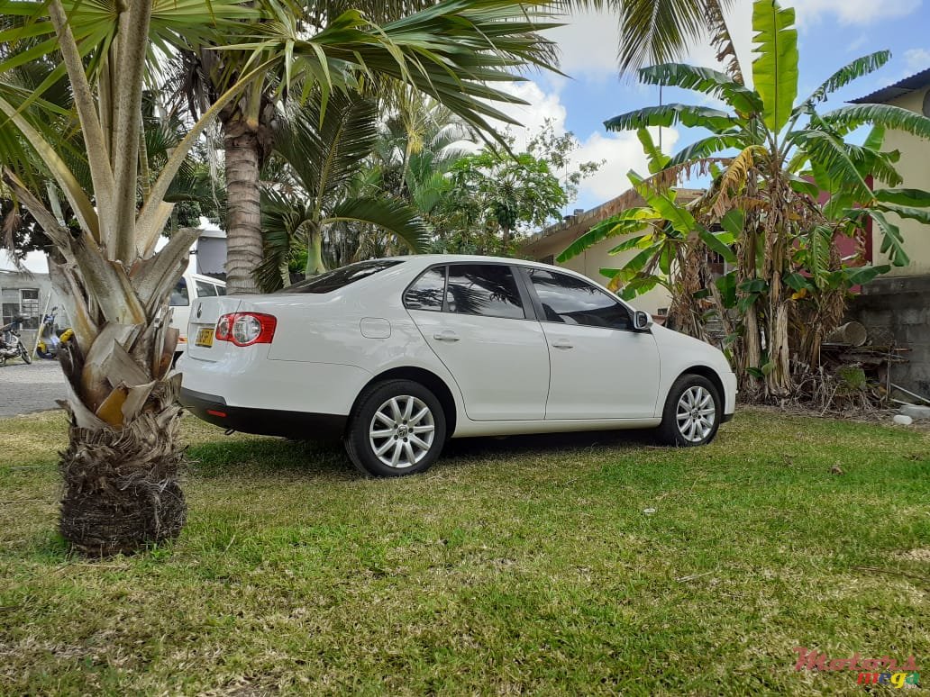 2011' Volkswagen photo #2