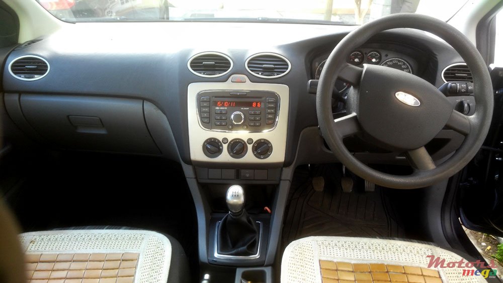 2011' Ford Focus photo #3