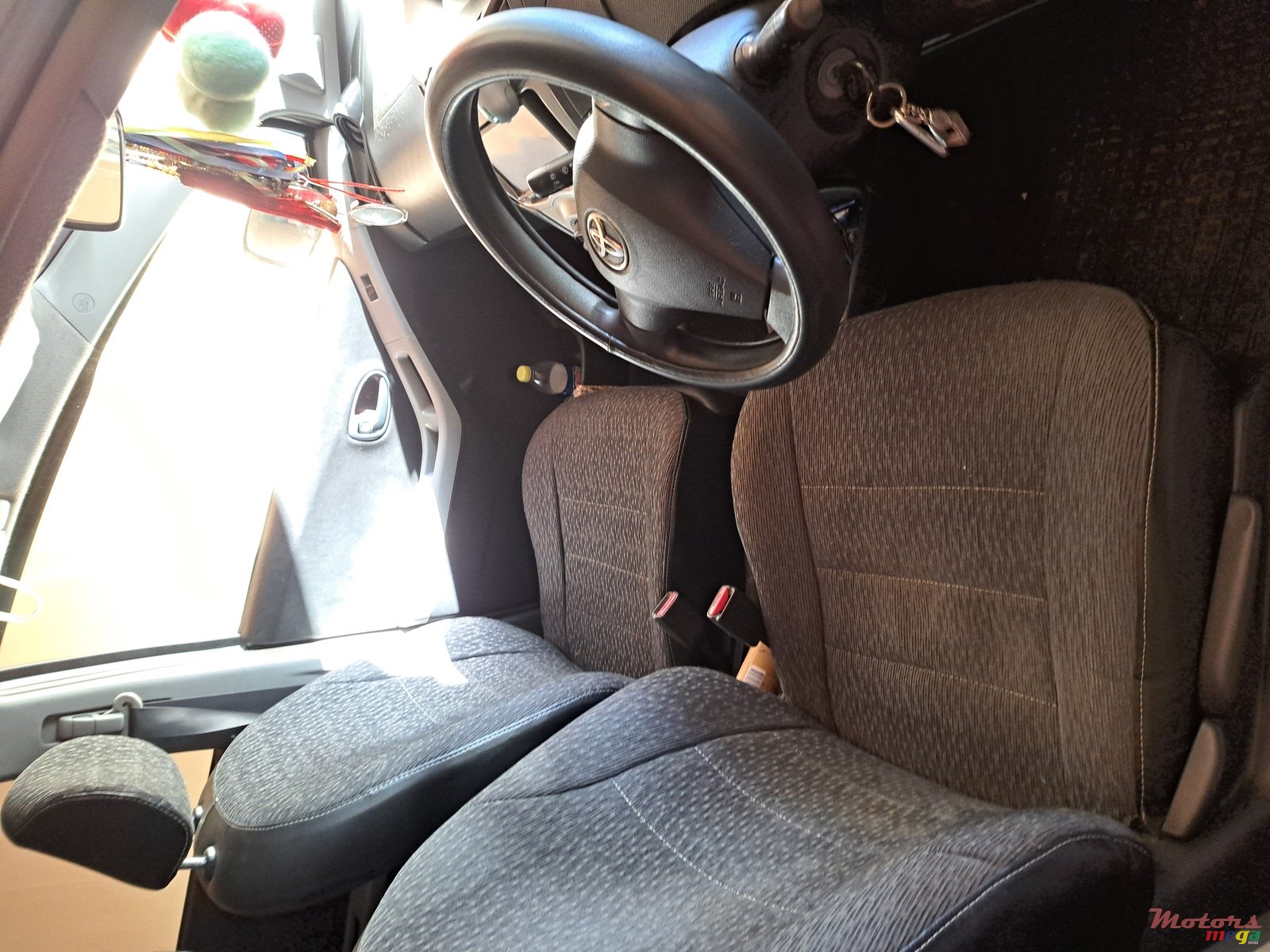 2008' Toyota Vitz photo #3