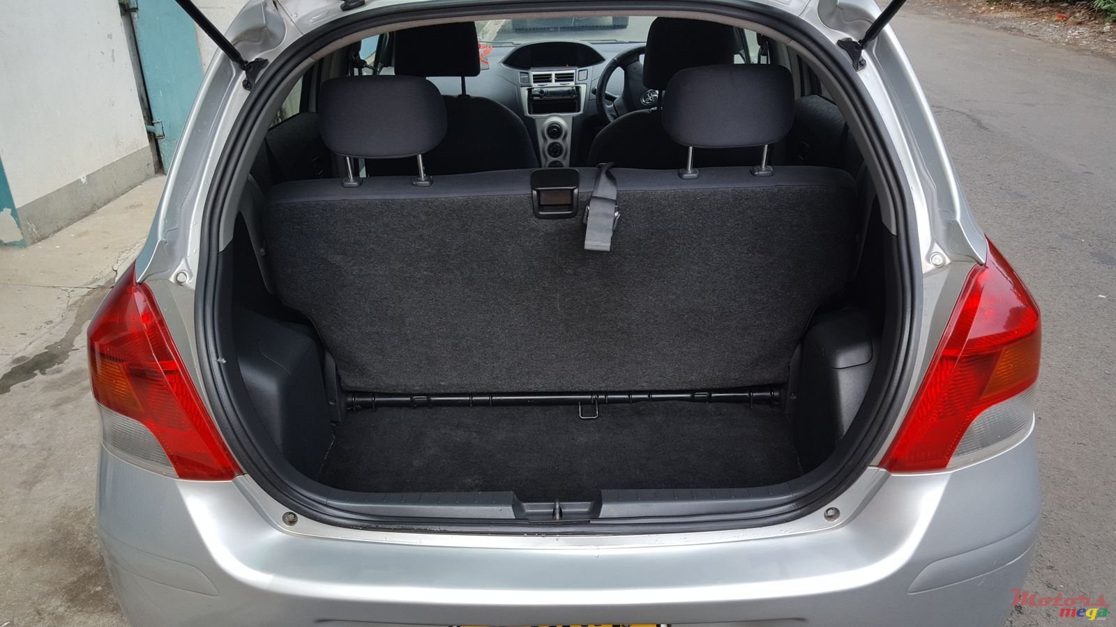 2009' Toyota Vitz photo #2