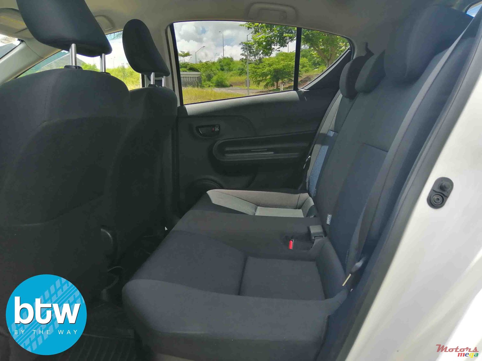 2015' Toyota Aqua photo #4