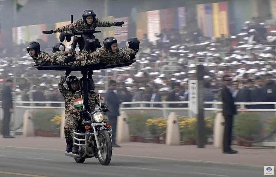 Insolite : l'incroyable défilé à moto des militaires indiennes !