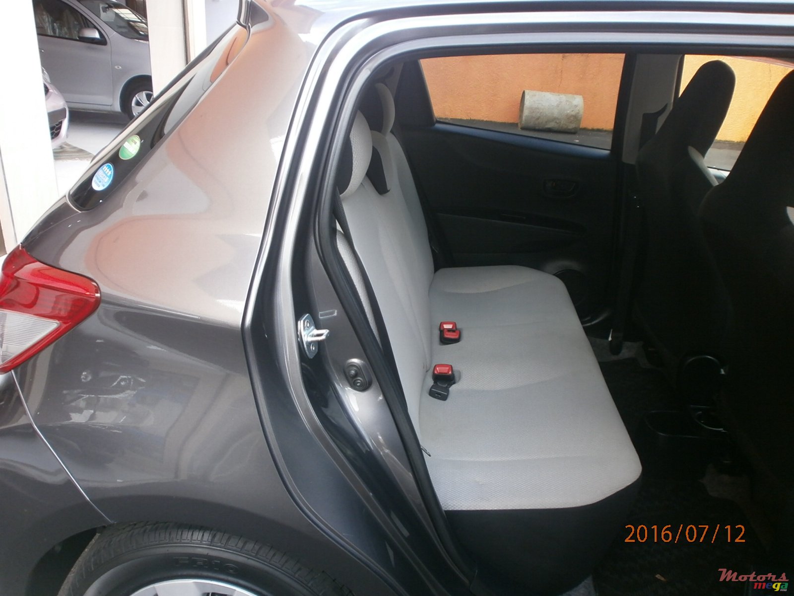 2013' Toyota Vitz photo #4