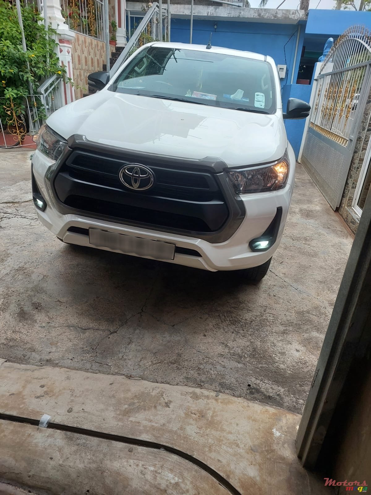 2022' Toyota Hilux photo #1