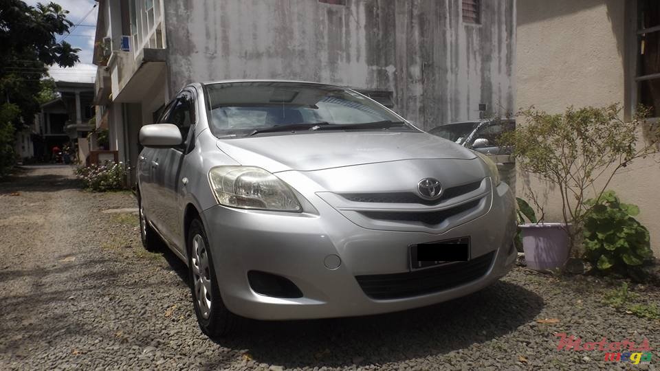 2006' Toyota Belta photo #2