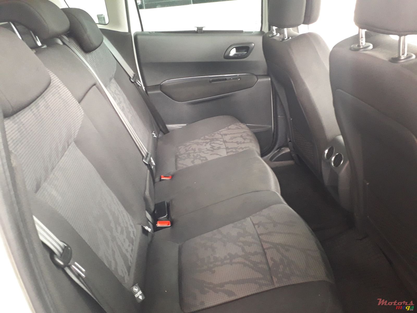 2011' Peugeot 3008 Panoramic view photo #4