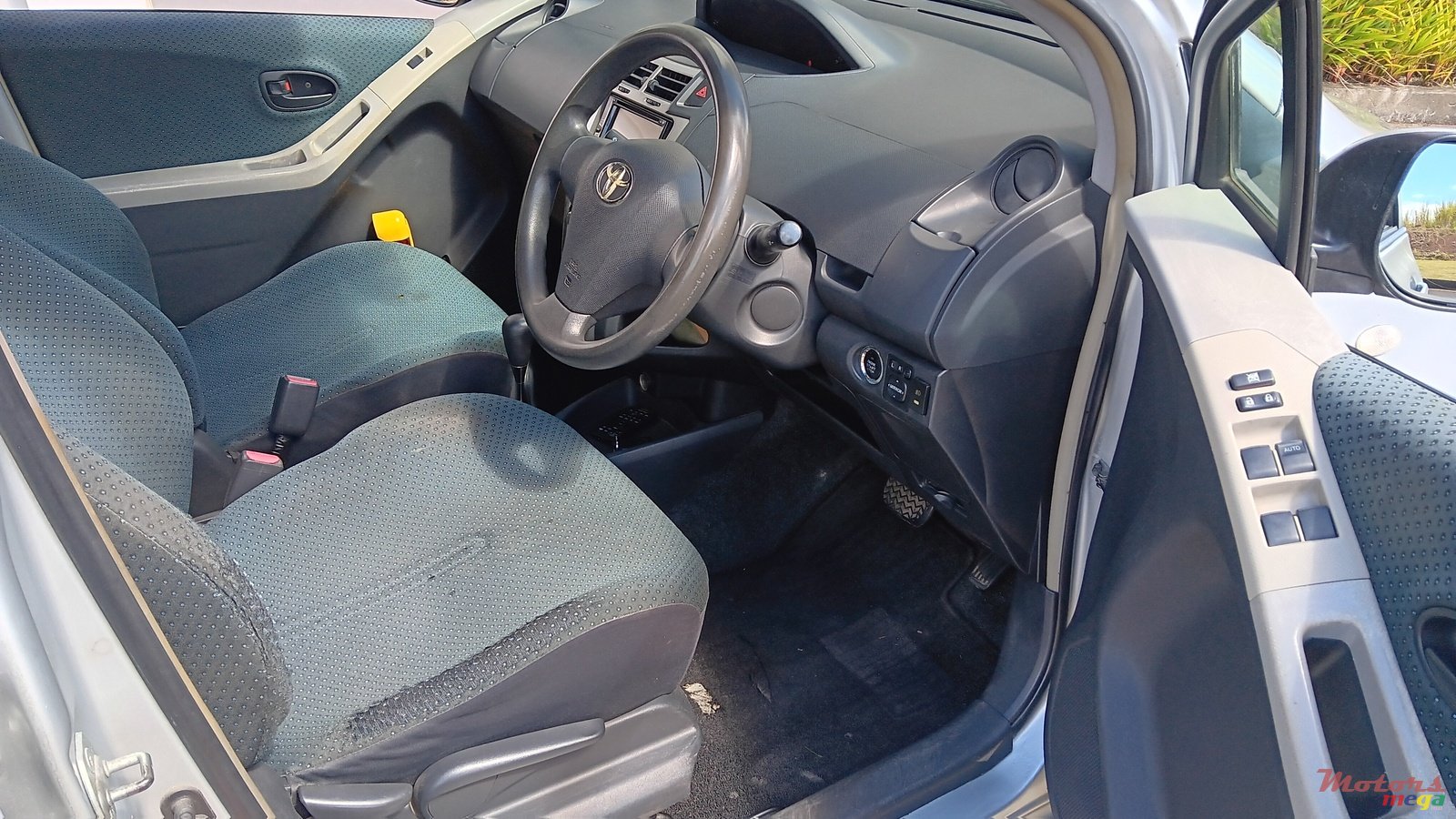 2005' Toyota Vitz photo #3