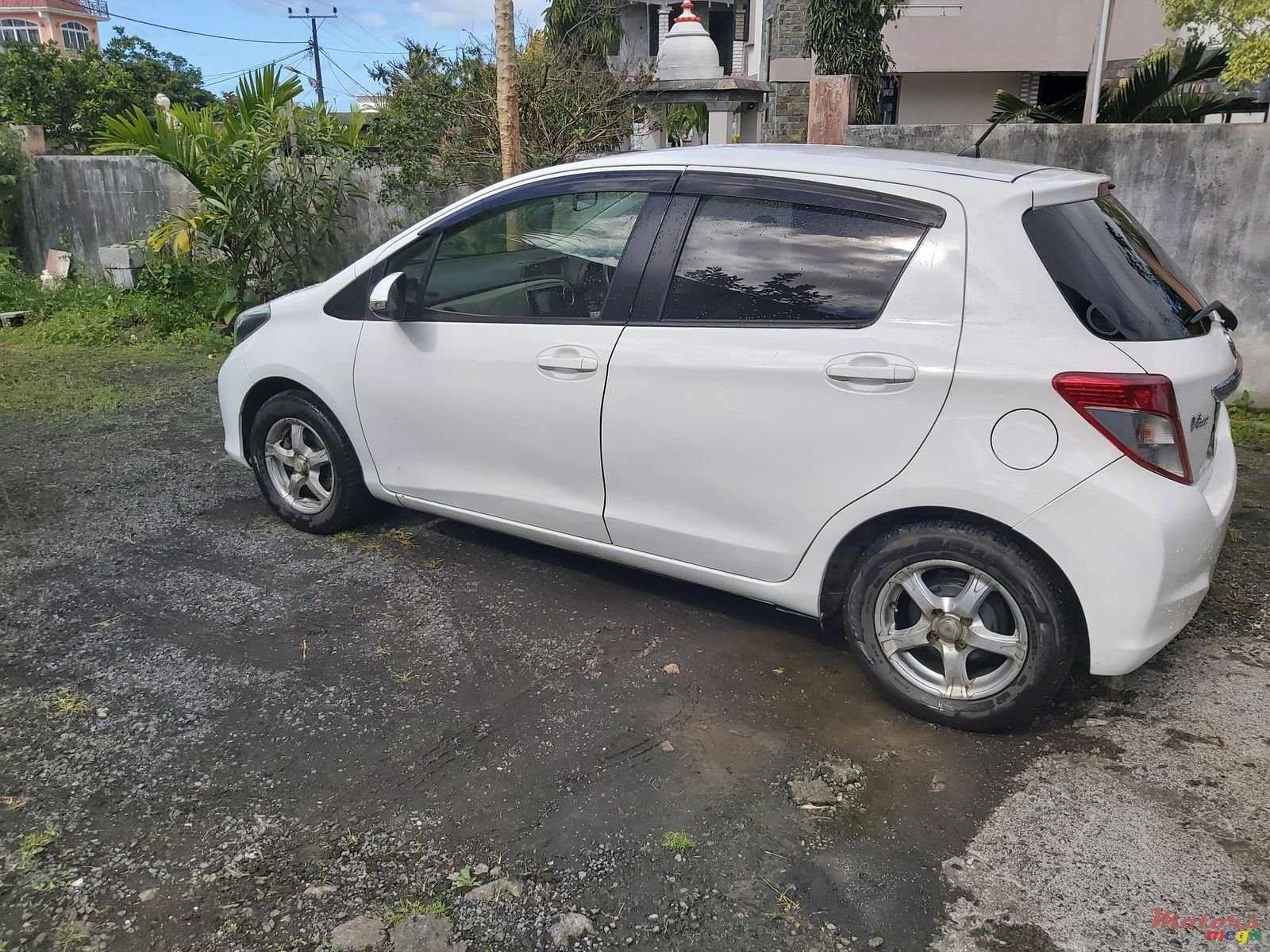 2013' Toyota Vitz photo #3