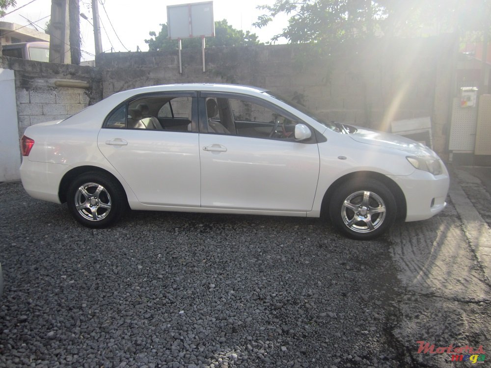 2007' Toyota Corolla Axio X photo #2
