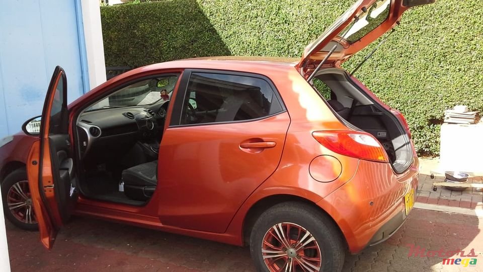 2010' Mazda Demio photo #2