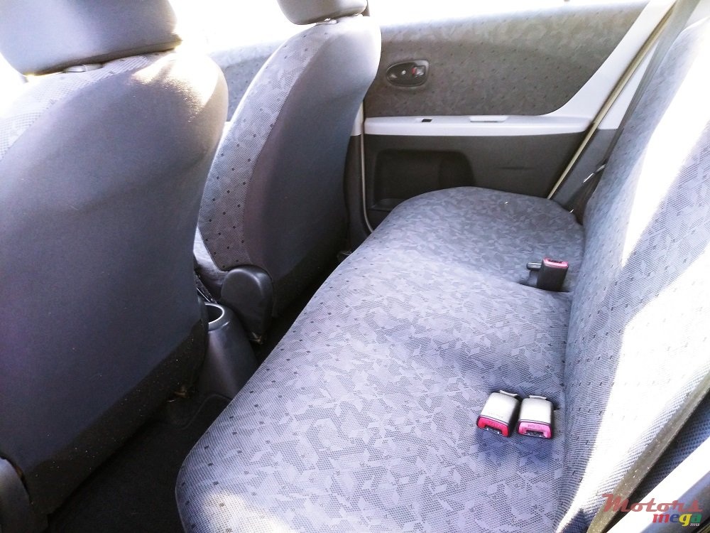 2010' Toyota Vitz photo #7