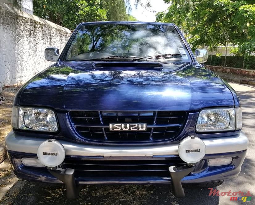 2003' Isuzu Rodeo photo #2