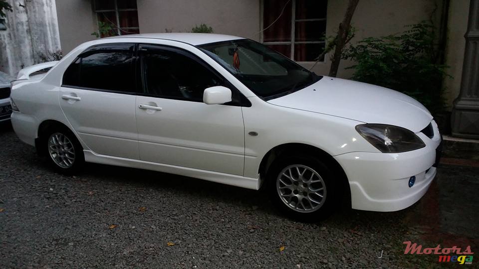 2004' Mitsubishi Lancer GLX photo #4