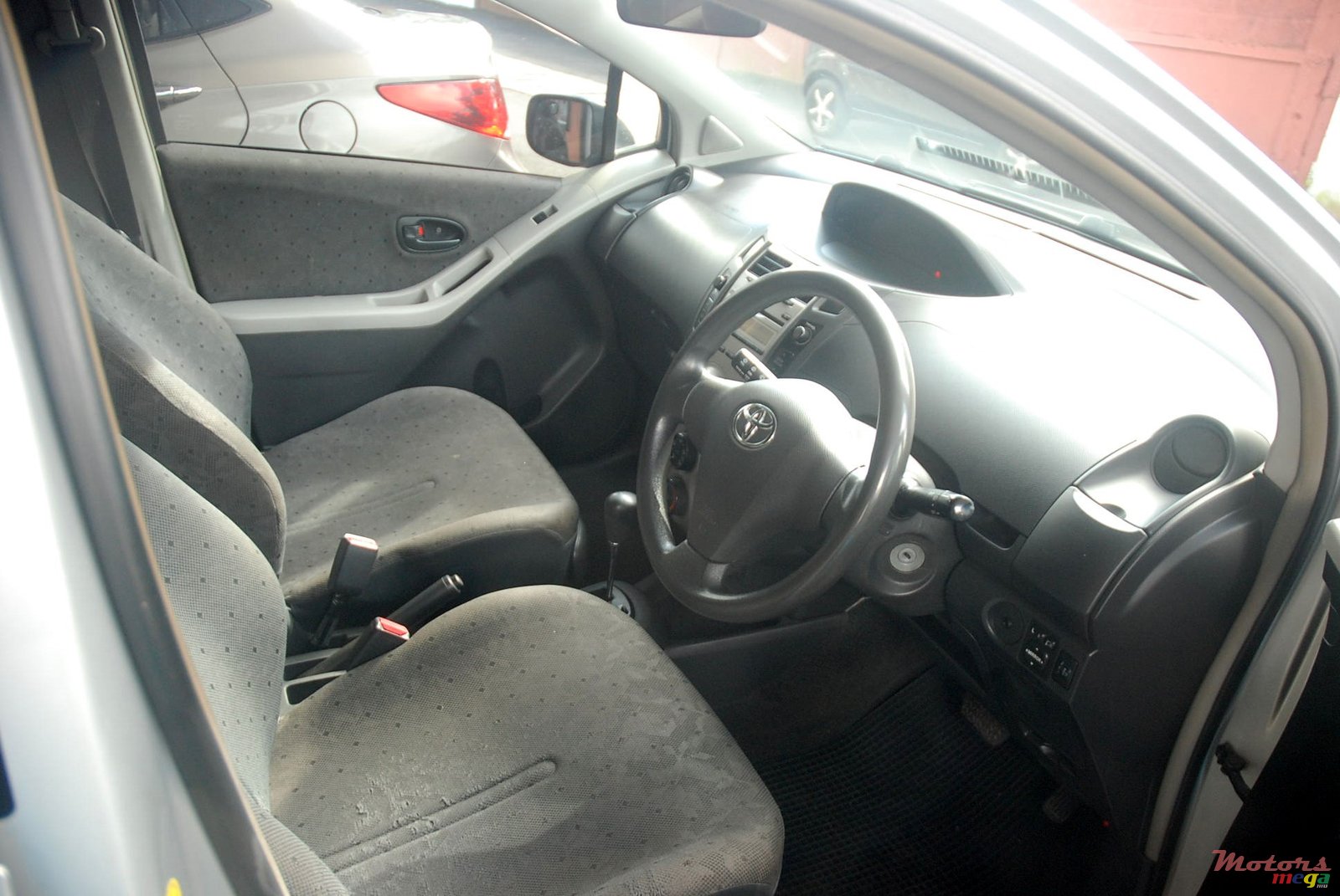 2009' Toyota Vitz photo #3