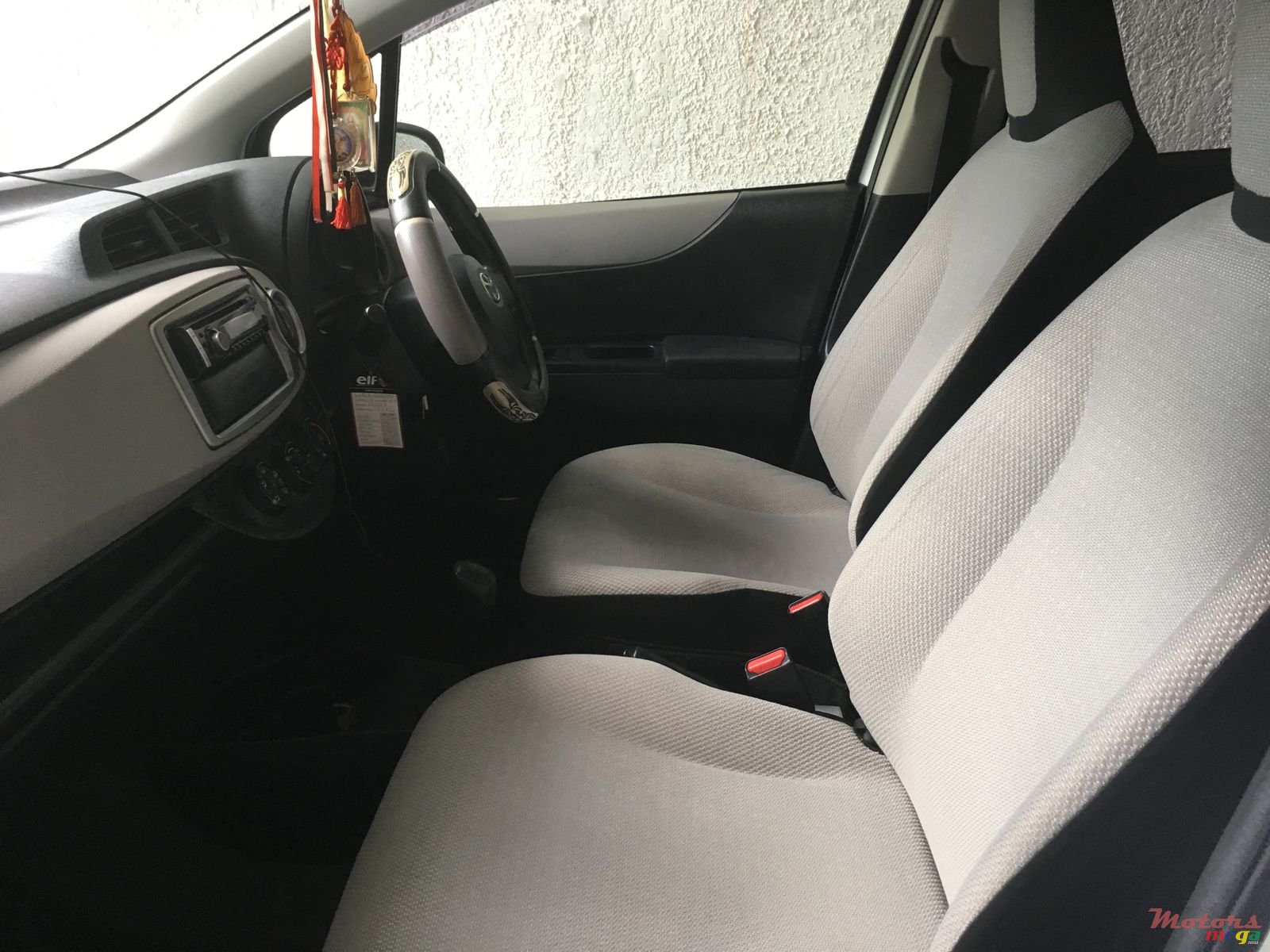 2011' Toyota Vitz photo #4