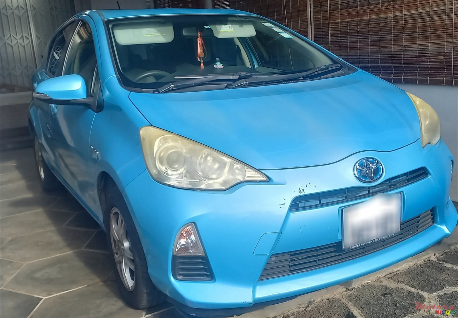 2012' Toyota Aqua photo #2