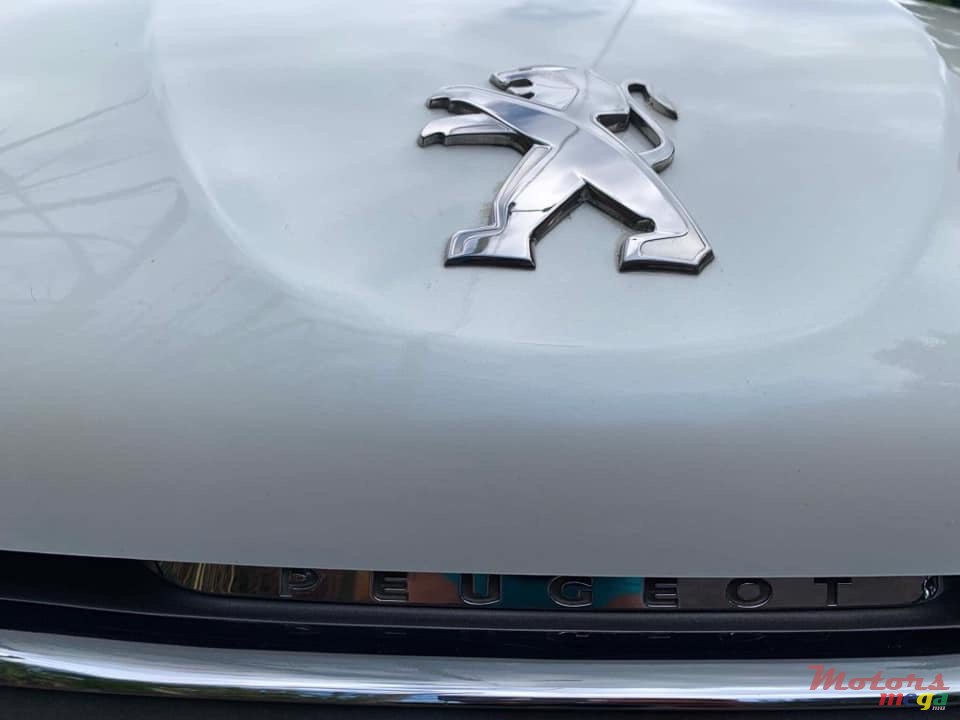 2013' Peugeot 208 photo #3