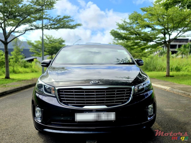 2017' Kia Carnival photo #2