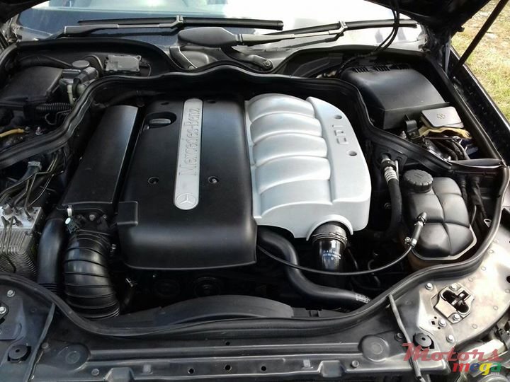 2003' Mercedes-Benz E-Class E220 CDI photo #5