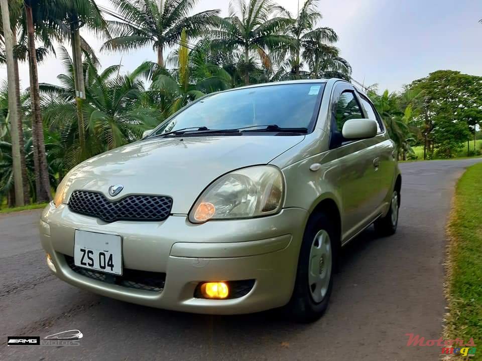 2004' Toyota Vitz photo #2
