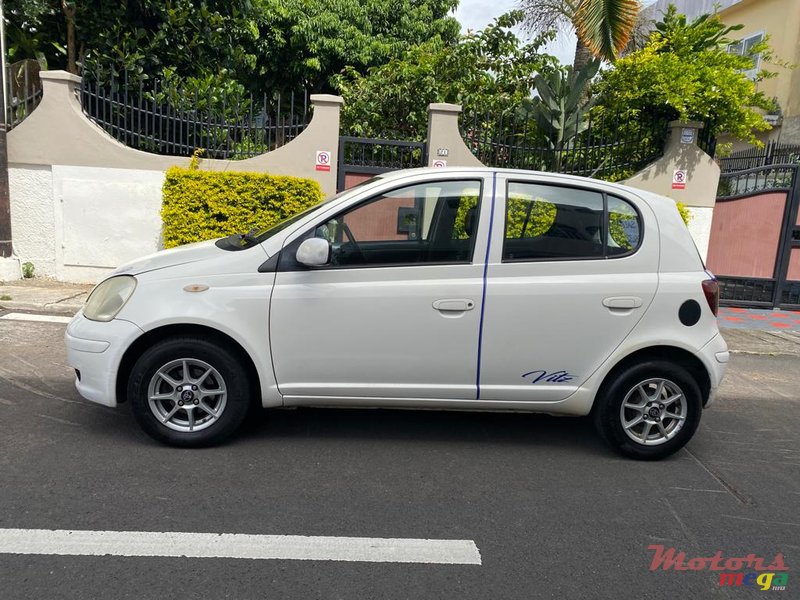 2004' Toyota Vitz any photo #2