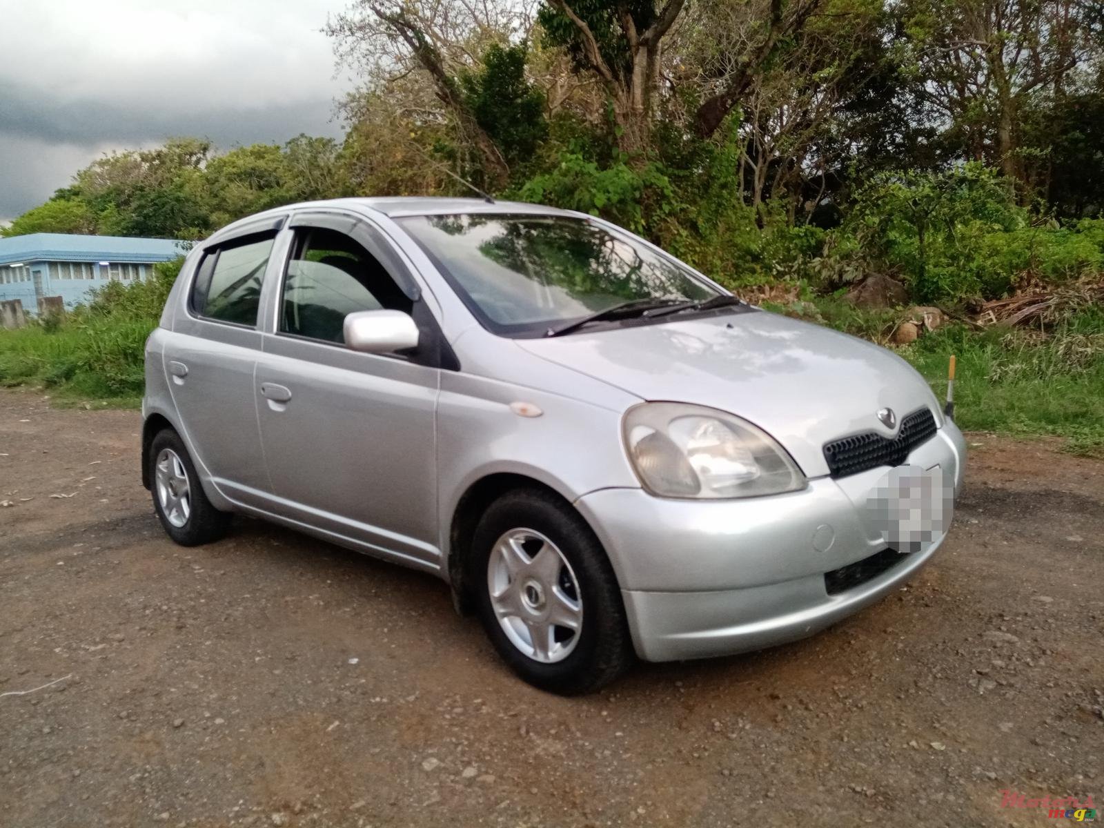 1999' Toyota Vitz photo #1