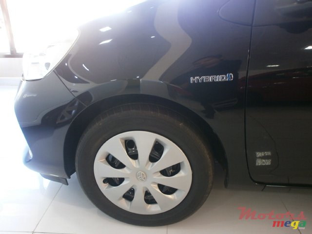 2013' Toyota Auris Aqua photo #2