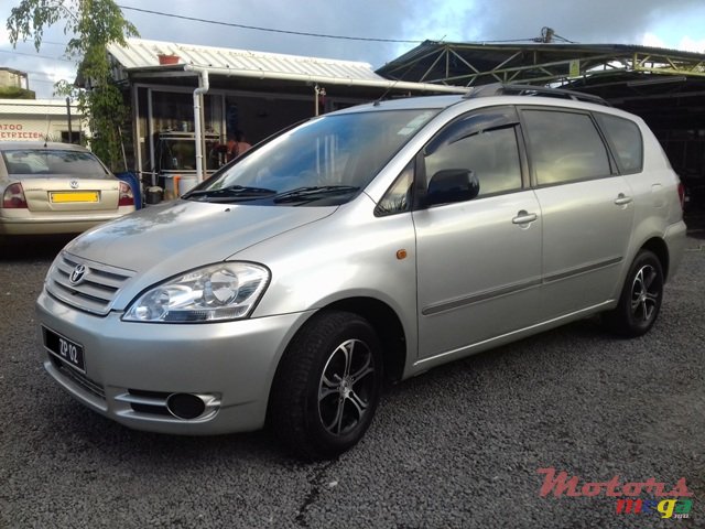 2002' Toyota Picnic photo #1